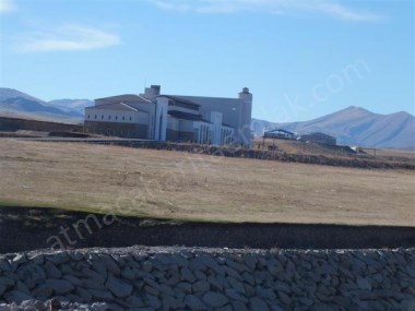 ELEŞKİRT MESLEK YÜKSEK OKULUNA VE YOLA SIFIR İMARLI İFRAZLI PARSEL